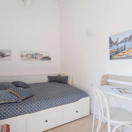 With Rooftop Terrace Narbonne